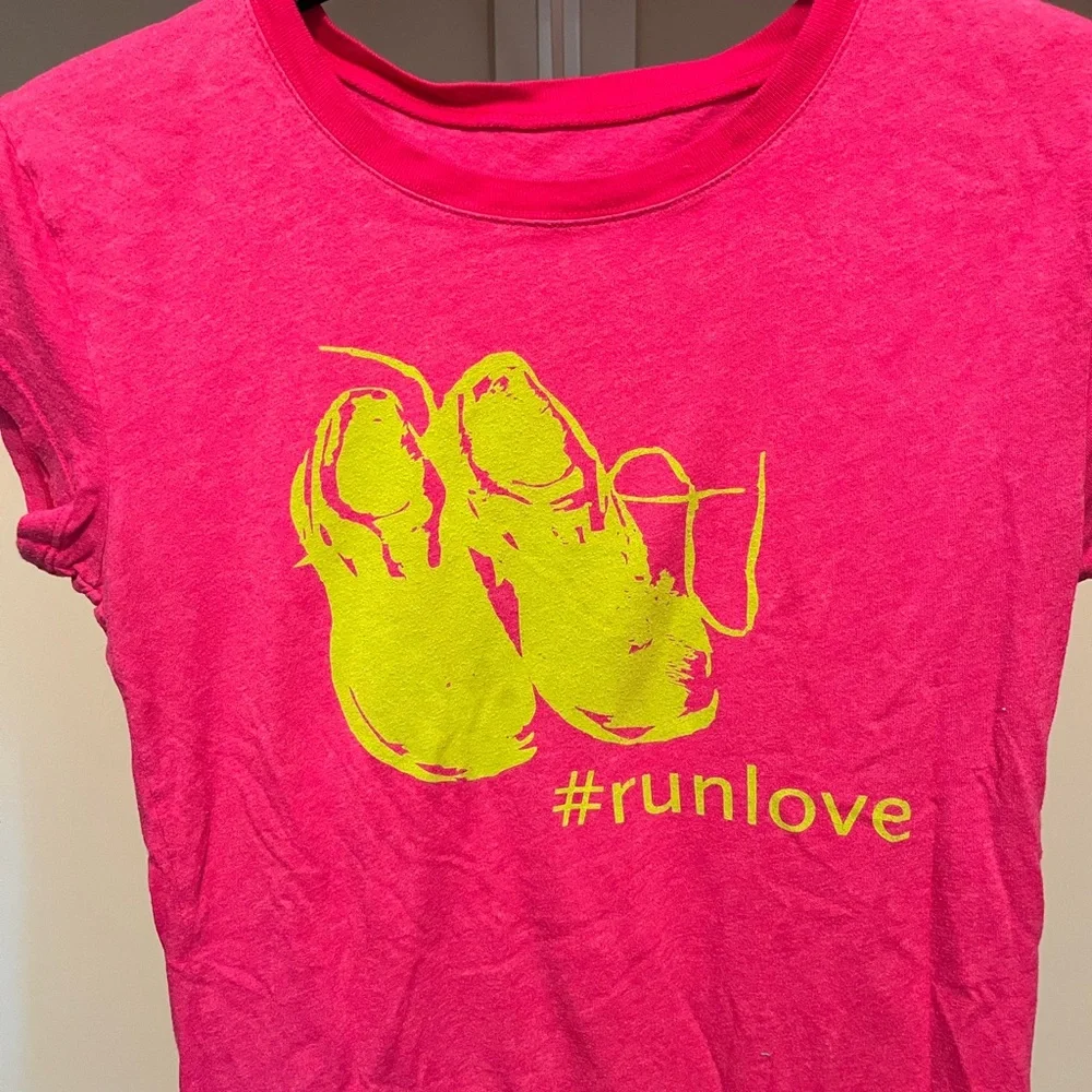 Oiselle Rare Vintage Vibrant Pink #runlove Tee - Picture 2 of 5